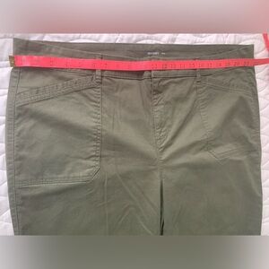 #6 NWOT Old Navy Olive Green Khakis.  Size: 20 Tall
